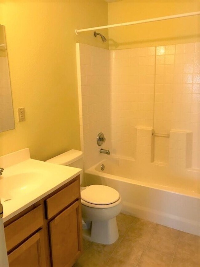 Building Photo - 3 bed 2 bath home