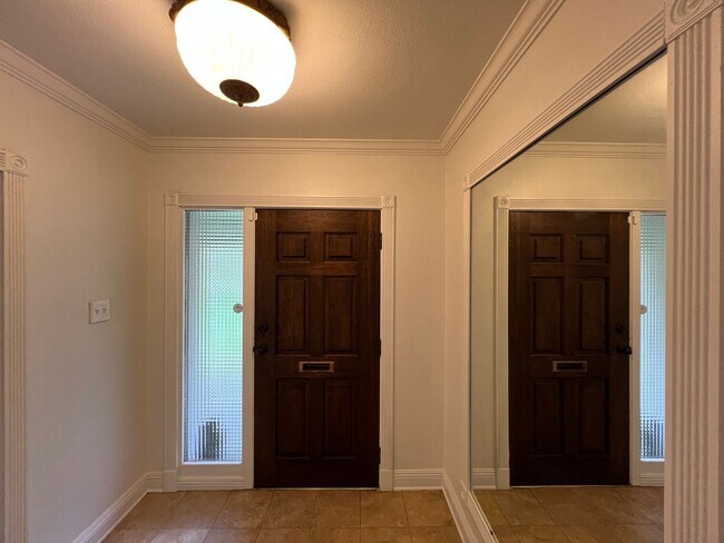 Building Photo - Beautiful Home on Esplanade across from Go...