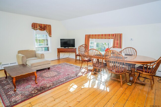 Building Photo - 10 Carriage House Ln