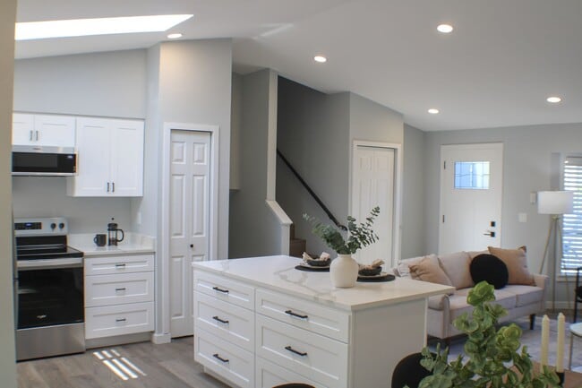 Building Photo - Amazing Everett/Mukilteo Tri-Level Home
