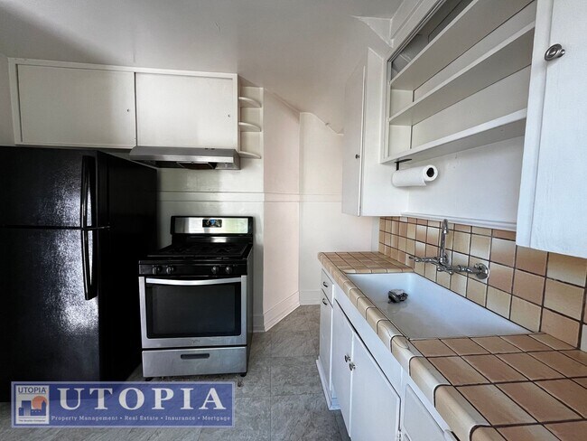 Building Photo - Charming 3 Bedroom, 1.5 Bathroom close to ...