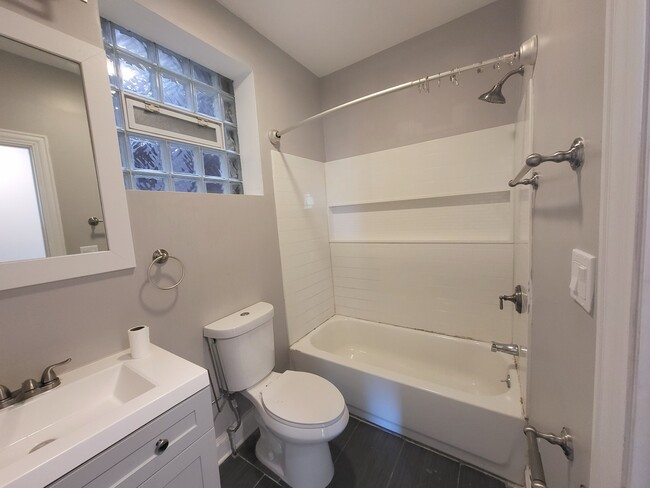 Building Photo - 6522 S Ellis Ave