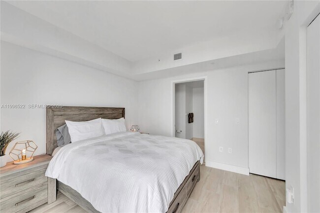 Building Photo - 121 NE 34th St