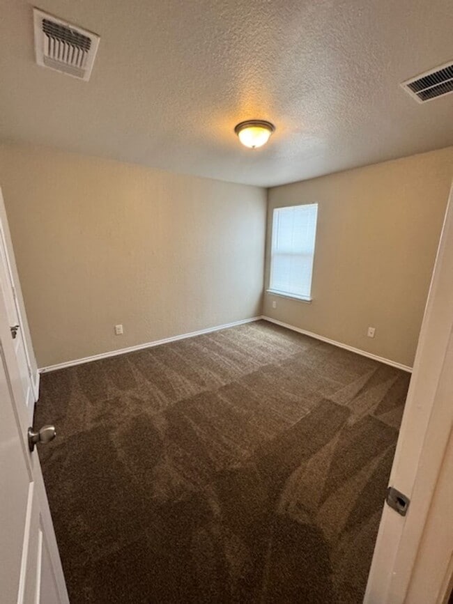 Building Photo - Ready for Move In! Spacious 4 bedroom 3 ba...
