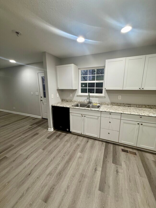 Building Photo - 3158 16th Ave