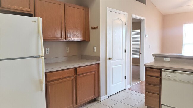 Building Photo - ~ 3/2 ~ Louisa Pointe ~ Crenshaw Circle ~ Quiet Neighborhood & NO Rear Neighbors!!!!