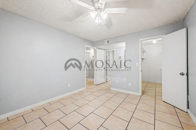 Building Photo - 533 W Guadalupe Rd