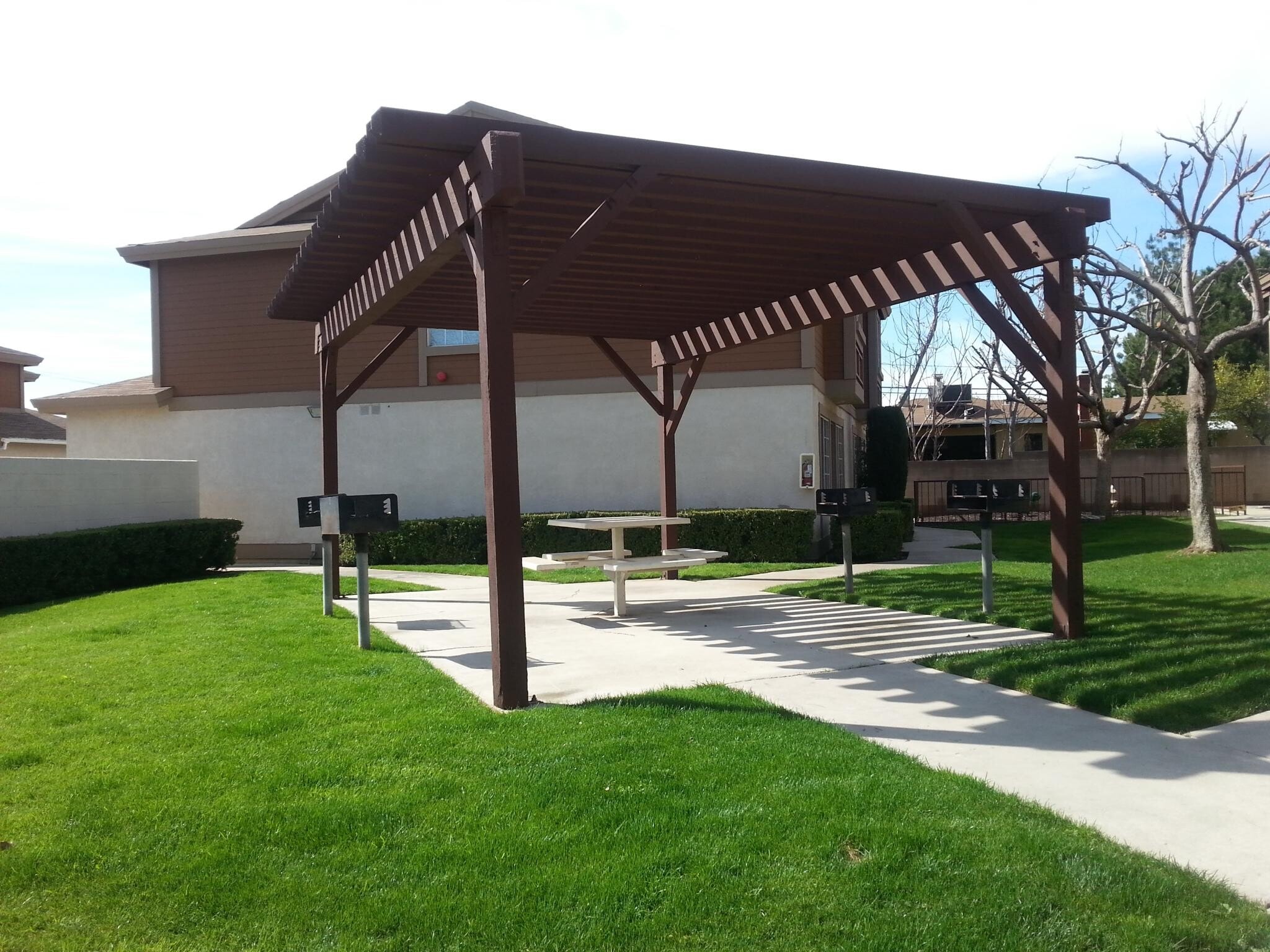 Community BBQ area - 764 W Phillips St