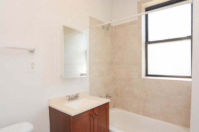 Building Photo - 824 W Waveland Ave