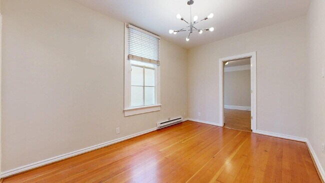 Building Photo - Convenient & Large 2BR/1BA Flat w/ In Unit Laundry & Dishwasher