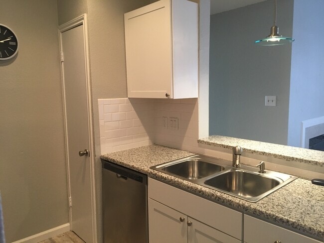 Building Photo - UT PRE LEASE: Updated 2 BR / 2 BA West Cam...