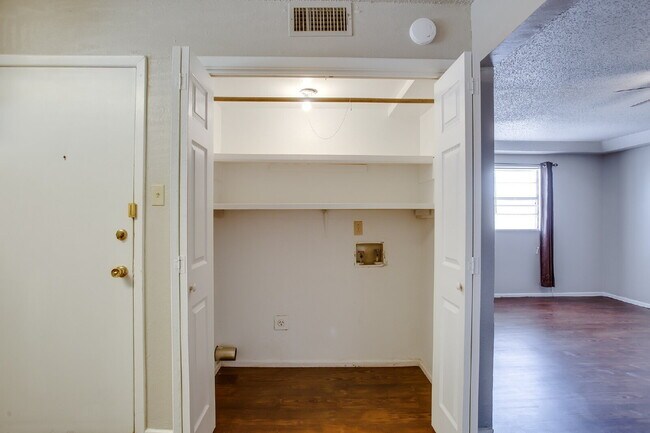 Building Photo - Updated 2 bedroom in Miller School District!