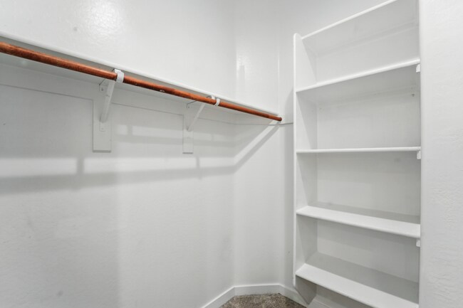 Building Photo - Like Brand New Luxurious Modern 3 Bedroom 2 Bath Townhome in Warner Meadow – Rare Rental Opportun...