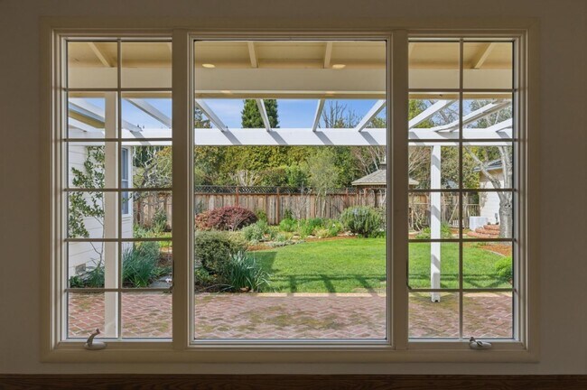 Building Photo - 8 Patricia Pl