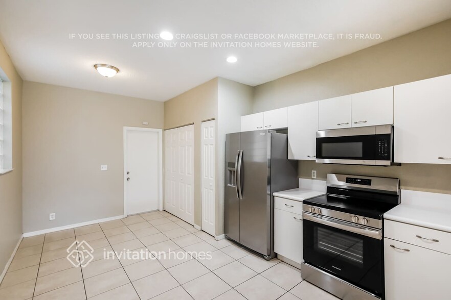 Building Photo - 2500 Cordoba Bend