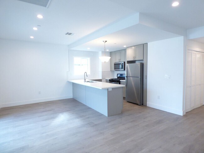 Building Photo - 1256 N Hobart Blvd