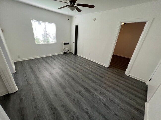 Building Photo - 5223 De Longpre Ave