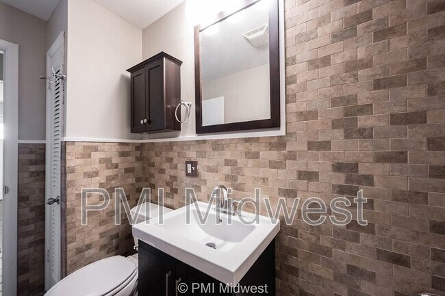 Building Photo - 140 Maple Park Dr