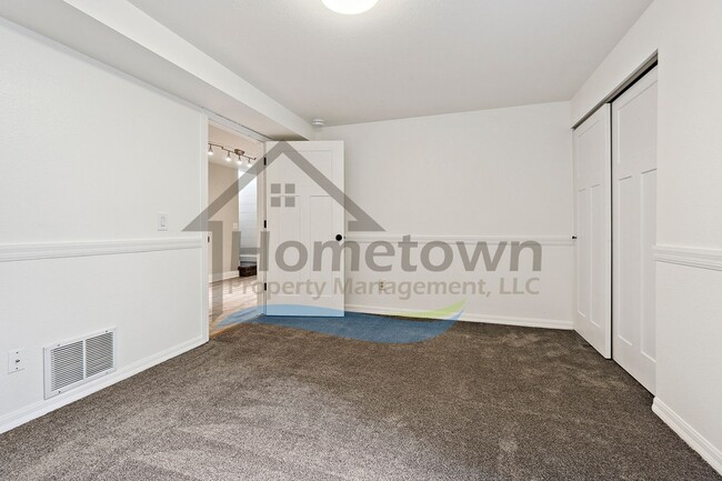 Building Photo - 4 Bedroom 4 Bathroom Home with Attached 2-...