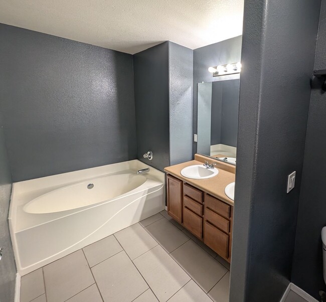 Building Photo - 3 Bedroom Home in the Waterford Square Com...