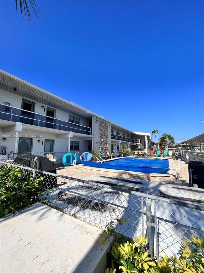 Building Photo - 708 Victoria Dr