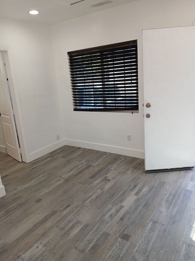 Building Photo - 560