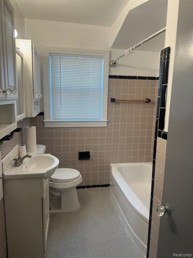 Building Photo - Clean 3 Bed / 1 Bath Home