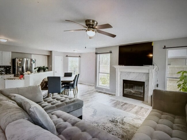 Building Photo - Lake Dallas Home!!