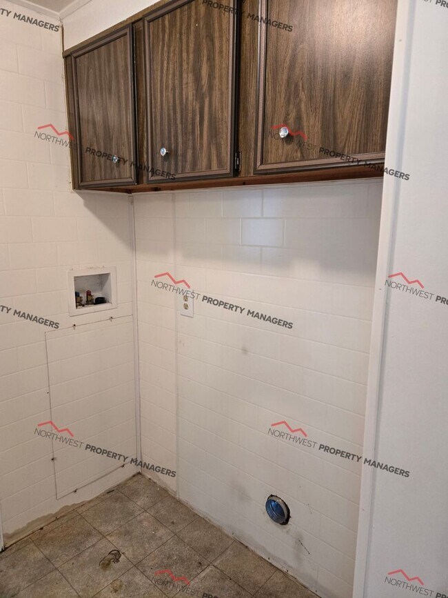 Building Photo - STATUS: AVAILABLE | R255G | $1750