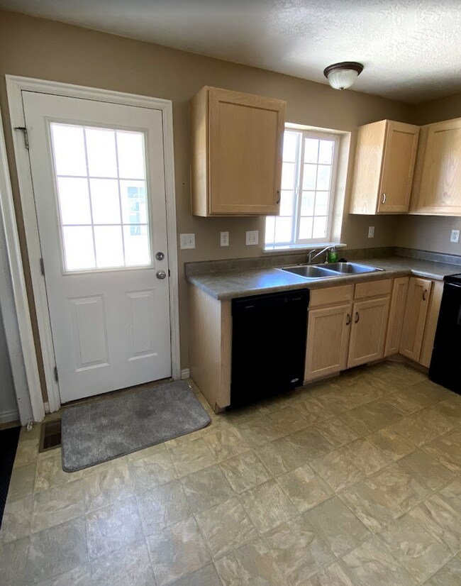 Building Photo - 879 Capital Ave