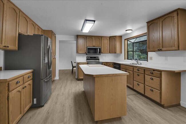Building Photo - 5Bd/2.5Ba Everett Home