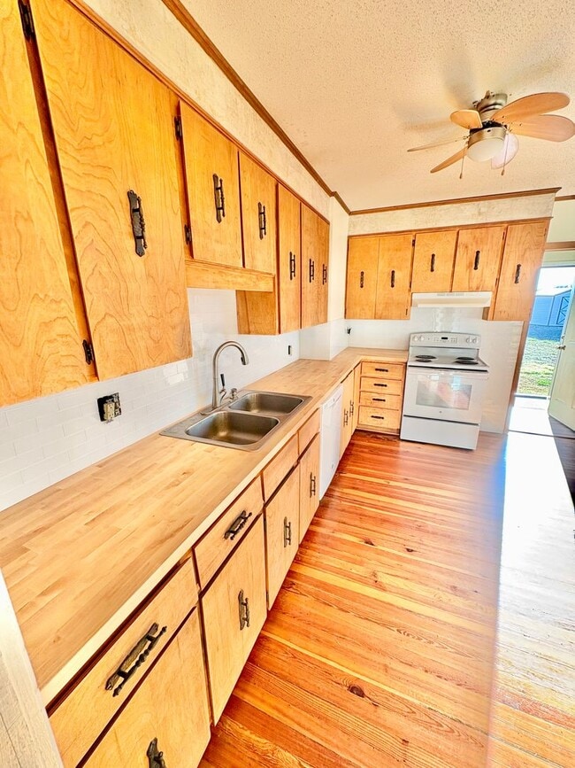 Building Photo - 243 Love St