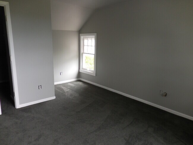 Building Photo - 16093 SW Roy Rogers Rd