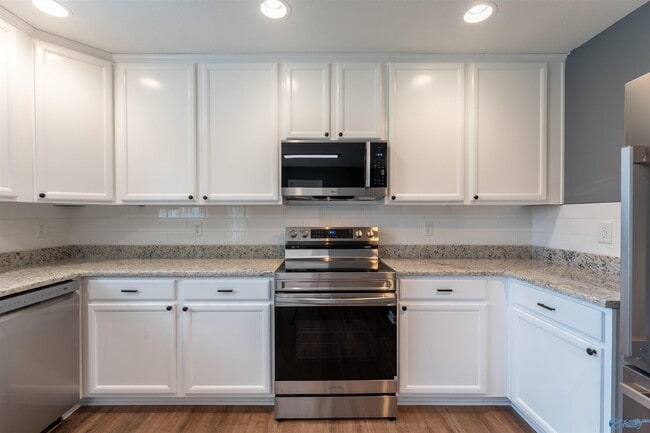 Building Photo - 2401 Bell Manor Dr SW