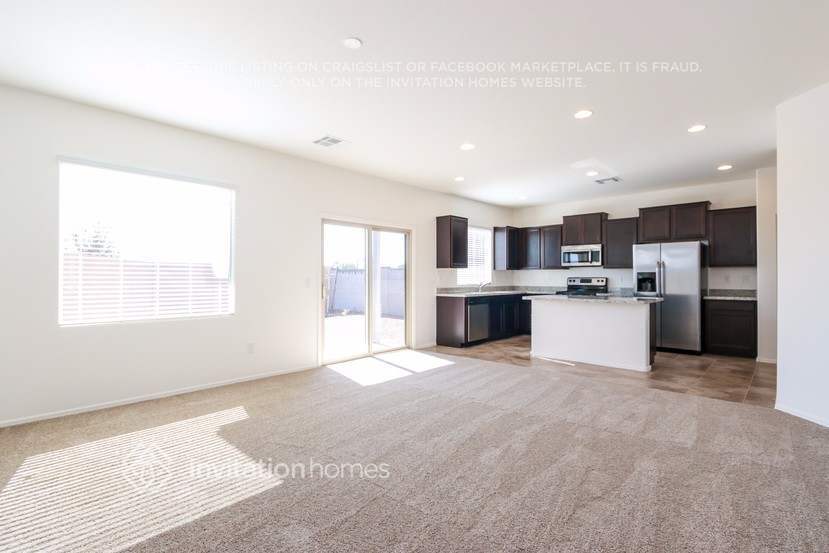 Building Photo - 1323 E Palomino Way