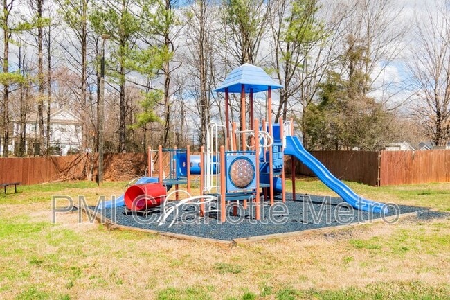Building Photo - 8019 Rowling Dr