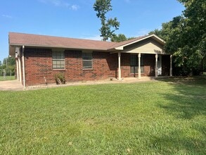 Building Photo - comfort and convenience in this 3 bedroom ...