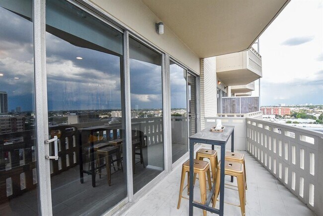 Building Photo - 2016 Main St