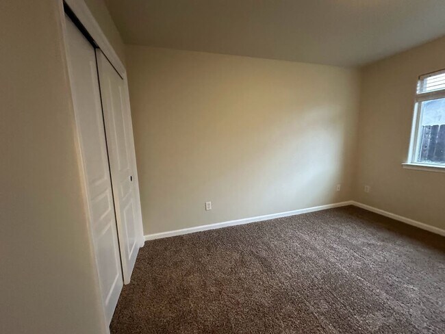 Building Photo - Well maintained home in desirable neighborhood!