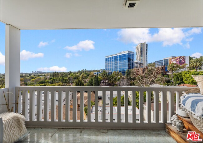 Building Photo - 999 N Doheny Dr