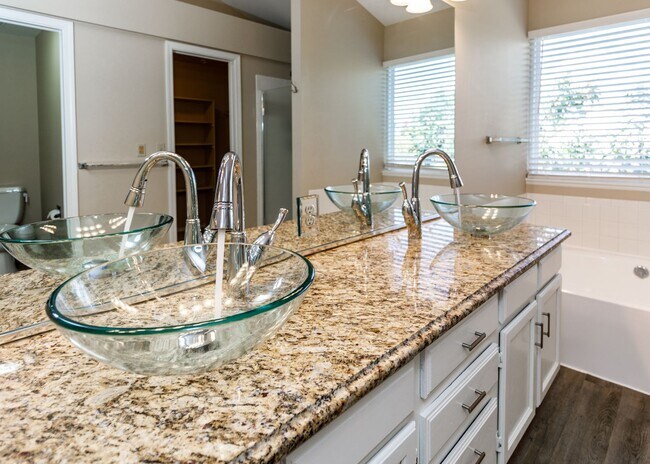 Building Photo - Stunning 5 Bedroom, 3.5 Bath Remodeled Hom...
