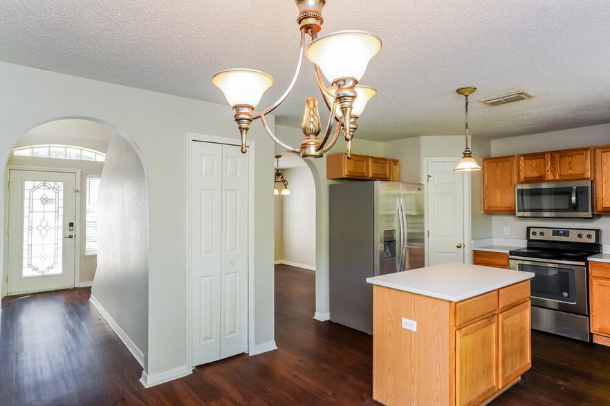 Building Photo - 1707 Alhambra Crest Dr