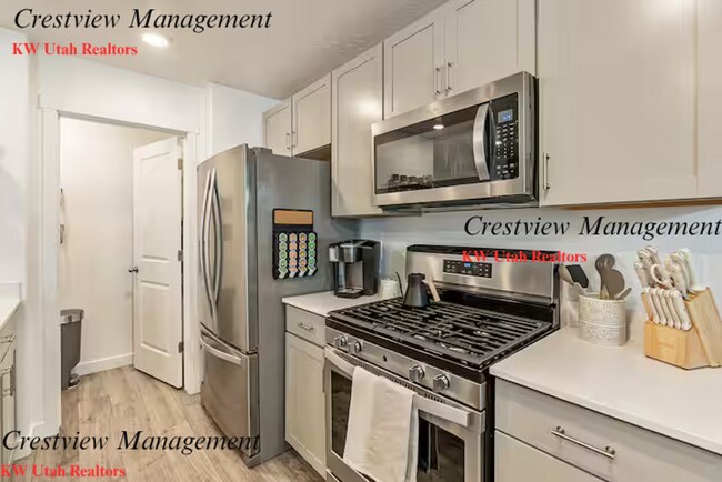 Building Photo - Beautifully Maintained Townhouse in a Prime Location
