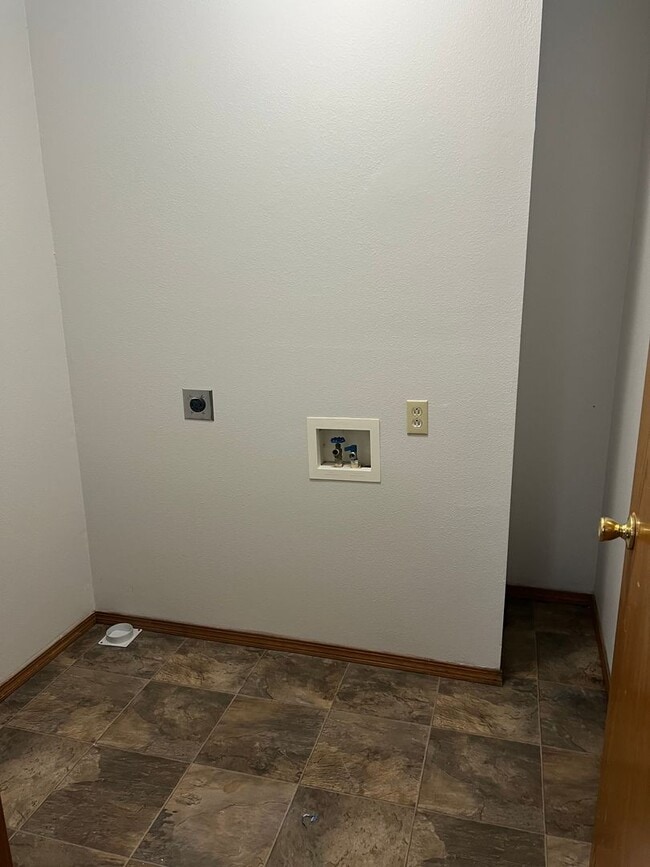 Building Photo - 3 Bedroom 2 bath Spacious Home in a quiet neighborhood!