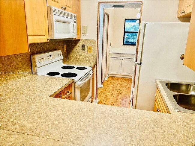 Building Photo - 1021 Mockingbird Ln