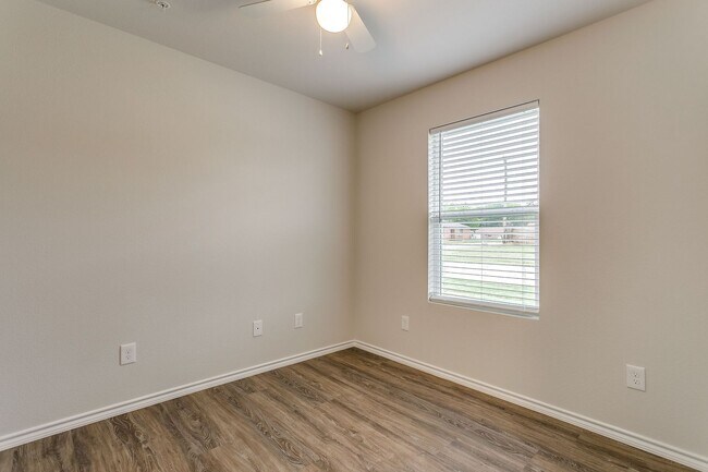 Building Photo - ASK ABOUT OUR MOVE IN SPECIAL