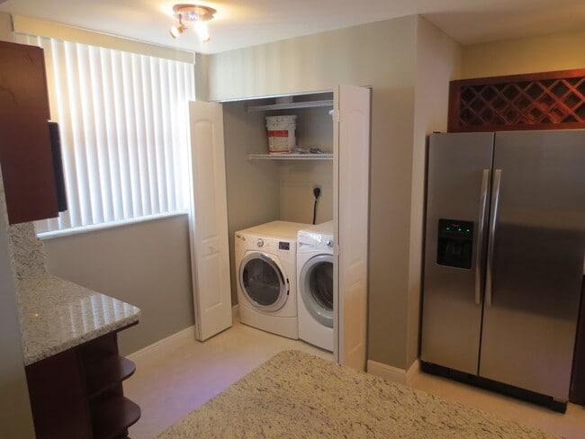 Building Photo - 115 Lake Emerald Dr