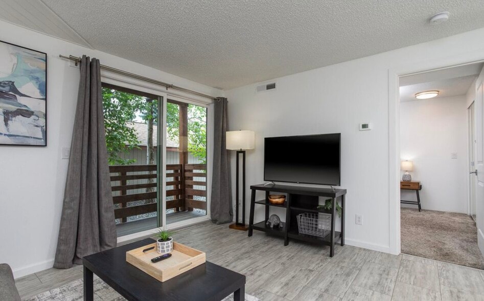 Building Photo - 9645 Independence Dr
