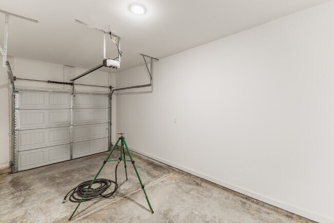 Building Photo - 7589 Discovery Pt Dr NW