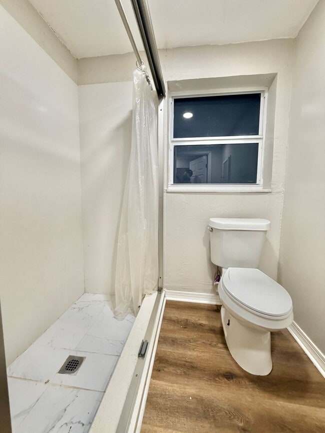 Building Photo - Super Cute 3/1 Walking Distance to High School and Downtown!